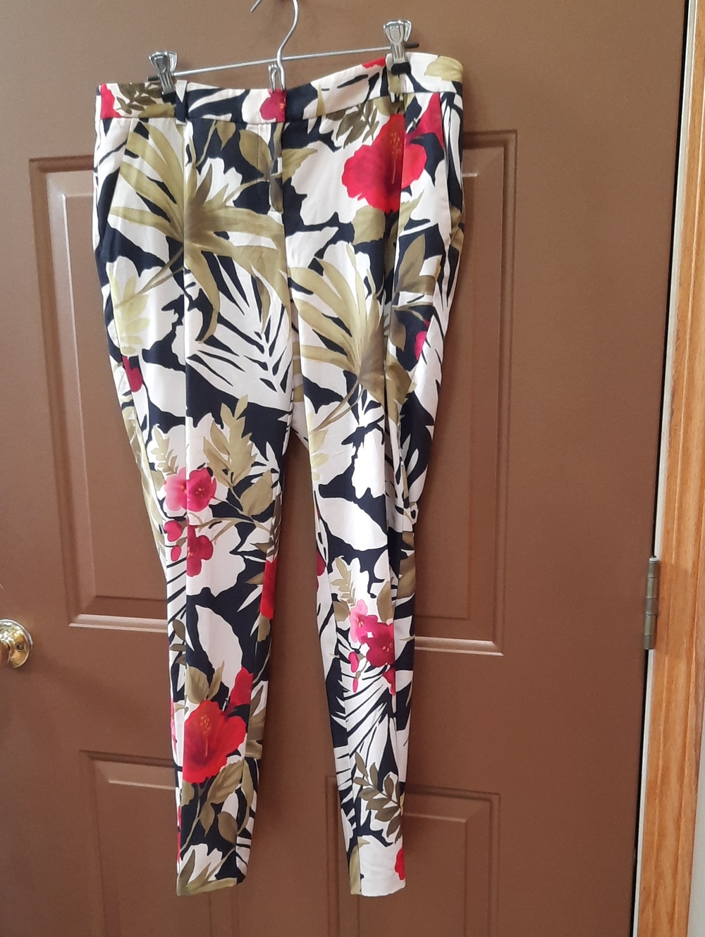 Tommy Bahama White Floral Skinny Pants with Red, Pink & Green Accents